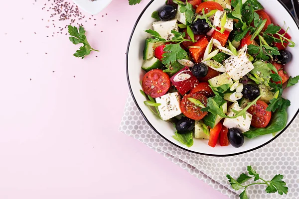 希腊沙拉配黄瓜 绿洋葱 羊乳酪和橄榄油橄榄 健康食品 顶部视图 — 图库照片