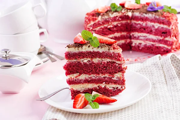 粉红色背景的红色天鹅绒蛋糕 表设置 — 图库照片