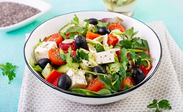 Ensalada Griega Con Pepino Tomate Pimiento Dulce Lechuga Cebolla Verde —  Fotos de Stock