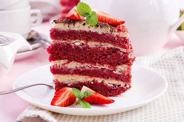 Rode Fluwelen Cake Een Roze Achtergrond Thee Drinken Tabel Instelling — Stockfoto