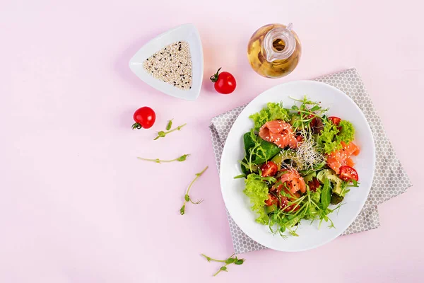 ダイエットメニュー 新鮮な野菜の健康的なサラダ ボウルにトマト アボカド ルッコラ 種子とサーモン ビーガン料理平らな横たわる トップビュー — ストック写真