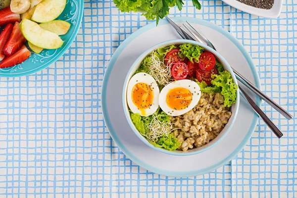 Ensalada Fresca Tazón Desayuno Con Harina Avena Tomates Lechuga Microgreens — Foto de Stock