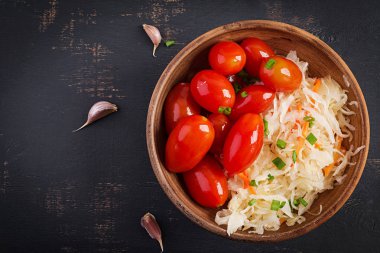 Marine edilmiş, turşu turşusu domates ve soğan. Üstte görüntü