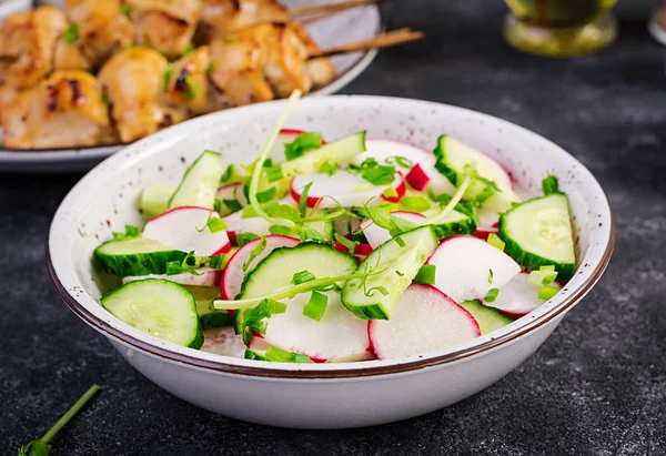 Verse Groente Radijs Komkommer Salade Met Groene Uien Groenten Erwten — Stockfoto