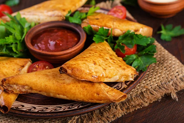 Asya Yemekleri Samsa Samosas Ahşap Arka Plan Üzerinde Tavuk Fileto — Stok fotoğraf