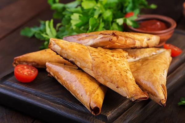 Comida Asiática Samsa Samosas Com Filé Frango Queijo Sobre Fundo — Fotografia de Stock