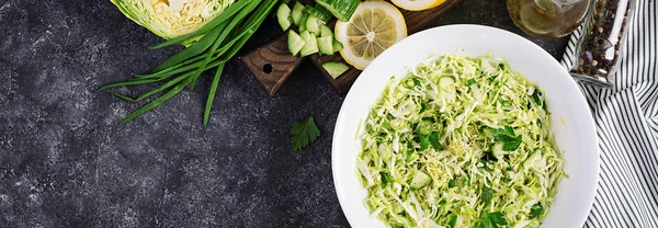 Sağlıklı salata. Lahana, salatalık, yeşil ile Bahar vegan salata — Stok fotoğraf