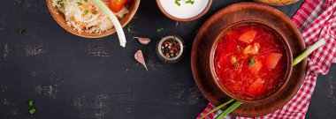 Geleneksel Ukraynalı Rus pancar çorbası veya kupa kırmızı çorbası. 