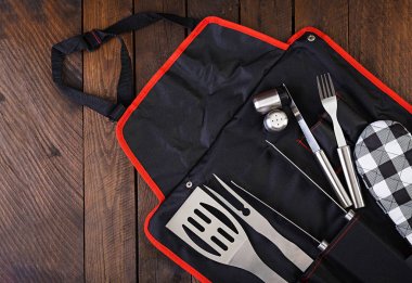 Ahşap masa üzerinde Barbekü Araçları. Düz döşeme, üst görünüm