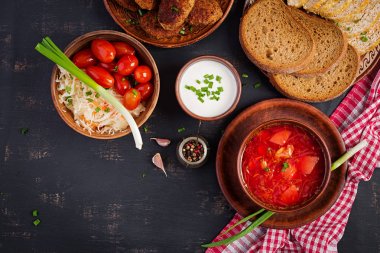 Geleneksel Ukraynalı Rus pancar çorbası veya kupa kırmızı çorba. Üstten Görünüm