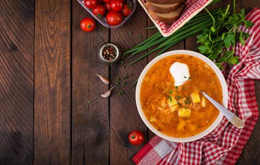 Lahana ile geleneksel Rus çorbası - lahana turşusu çorbası - shchi. Düz yatıyordu. Üstte görüntü