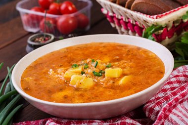 Lahana ile geleneksel Rus çorbası - lahana turşusu çorbası - shchi.