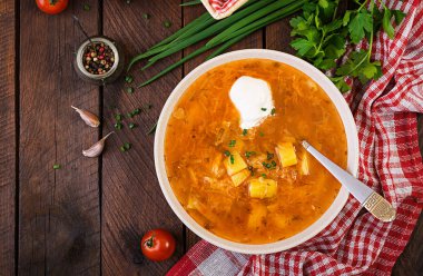 Lahana ile geleneksel Rus çorbası - lahana turşusu çorbası - shchi. Düz yatıyordu. Üstte görüntü