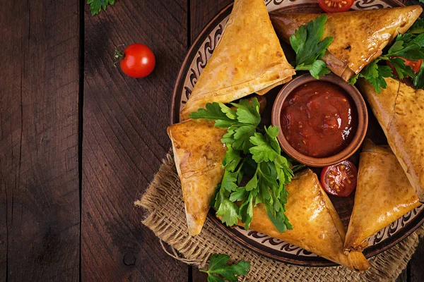 Comida Asiática Samsa Samosas Con Filete Pollo Queso Sobre Fondo — Foto de Stock