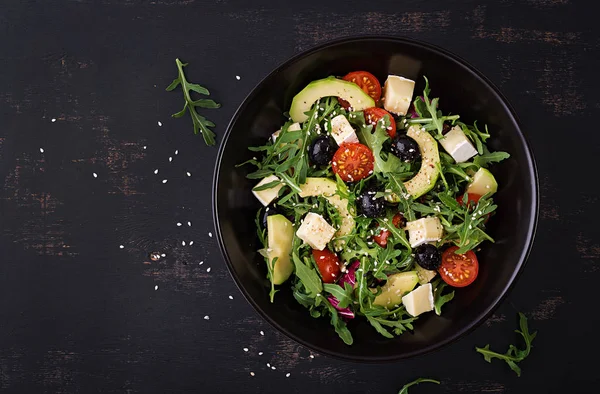 Salade Verte Avocat Tranché Tomates Cerises Olives Noires Fromage Une — Photo