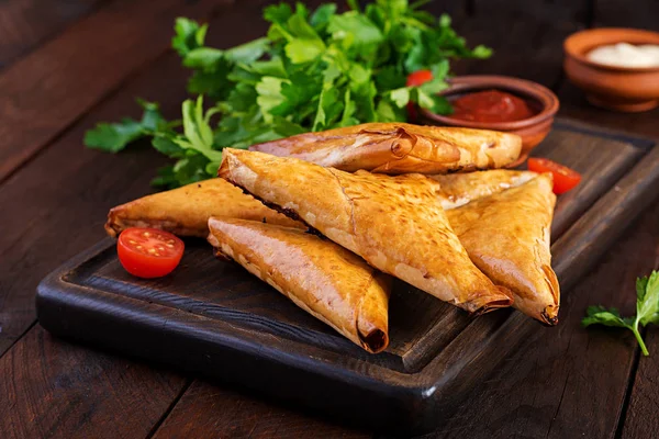 Asya Yemekleri Samsa Samosas Ahşap Arka Plan Üzerinde Tavuk Fileto — Stok fotoğraf