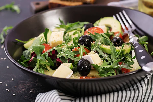 Insalata Verde Con Avocado Fette Pomodorini Olive Nere Formaggio Dieta — Foto Stock