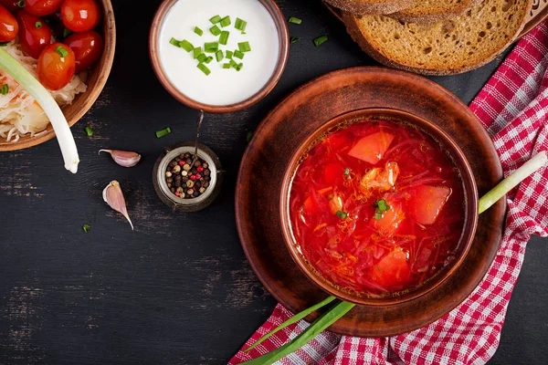 传统的乌克兰俄罗斯罗宋汤或碗上的红汤 顶视图 — 图库照片