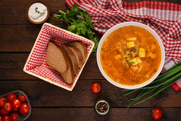 传统的俄罗斯汤与卷心菜 酸菜汤 顶部视图 — 图库照片