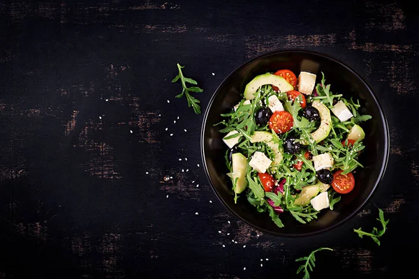 Salade Verte Avocat Tranché Tomates Cerises Olives Noires Fromage Une — Photo