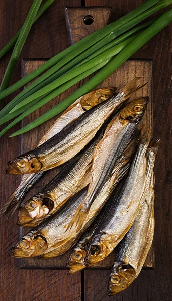 Gerookte Sprot Groene Een Snijplank Een Houten Achtergrond Gerookte Vis — Stockfoto