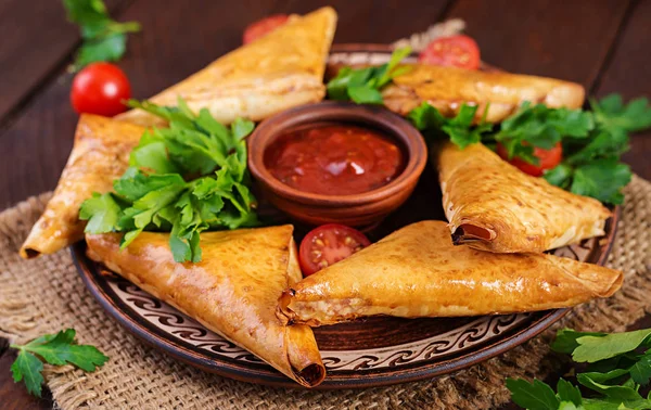 Asya Yemekleri Samsa Samosas Ahşap Arka Plan Üzerinde Tavuk Fileto — Stok fotoğraf