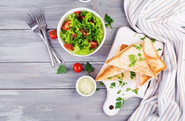 Jambon, peynir ve salata ile Club sandviç panini. Üst te. Lezzetli kahvaltı