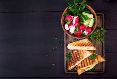 Amerikan sıcak peynirli sandviçi. Kahvaltıda ev yapımı ızgara peynirli sandviç. Üstte görüntü