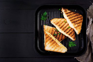 Amerikan sıcak peynirli sandviçi. Kahvaltıda ev yapımı ızgara peynirli sandviç. Üstte görüntü