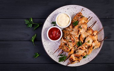 Tavuklu şiş kebap. Shashlik - ızgara et ve taze sebze. Üstte görüntü