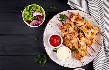 Tavuklu şiş kebap. Shashlik - ızgara et ve taze sebze. Üstte görüntü