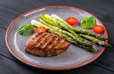 Kuşkonmaz ve domates ile Barbekü ızgara sığır eti biftek eti.