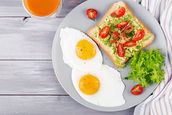 Сніданок Смажене Яйце Овочевий Салат Бутерброд Авокадо Сірому Фоні Вид — стокове фото