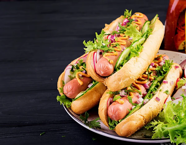 Hot Dog Avec Saucisse Concombre Radis Laitue Sur Fond Bois — Photo