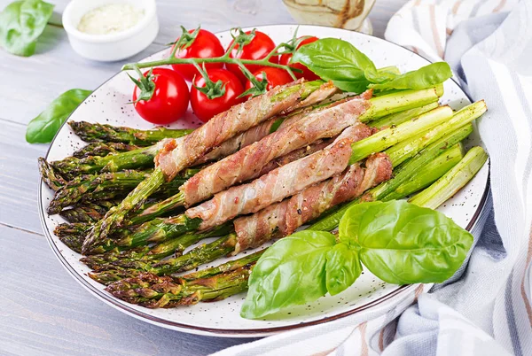 Grillad Grön Sparris Lindad Med Bacon Träbord — Stockfoto