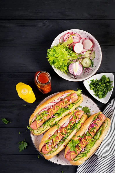 Hot Dog Cârnați Castraveți Ridiche Salată Verde Fundal Din Lemn — Fotografie, imagine de stoc
