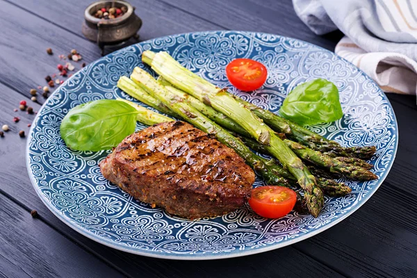 Churrasco Carne Bife Grelhada Com Espargos Tomate — Fotografia de Stock