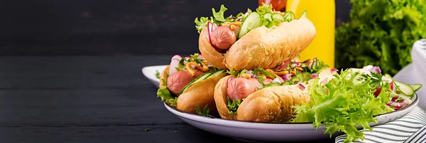 Perro Caliente Con Salchicha Pepino Rábano Lechuga Sobre Fondo Madera — Foto de Stock