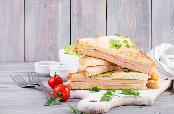 Club Sandwich Panini Med Skinka Ost Och Sallad Välsmakande Frukost — Stockfoto