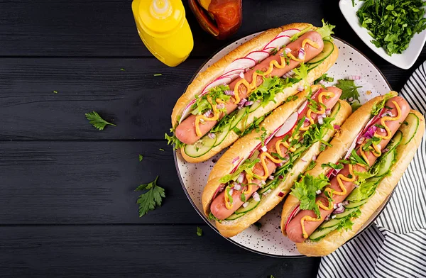 Korv Gurka Rädisor Och Sallad Mörk Trä Bakgrund Sommar Hotdog — Stockfoto