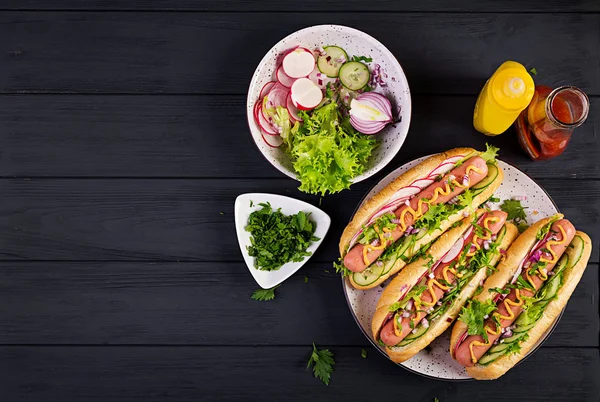 Korv Gurka Rädisor Och Sallad Mörk Trä Bakgrund Sommar Hotdog — Stockfoto