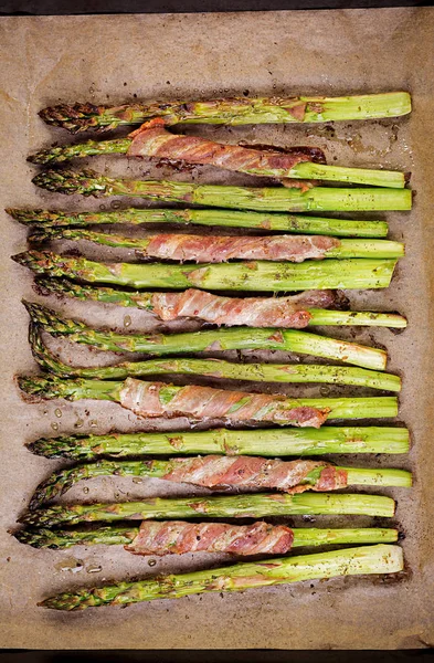 Espargos Verdes Grelhados Embrulhados Com Bacon Vista Superior — Fotografia de Stock