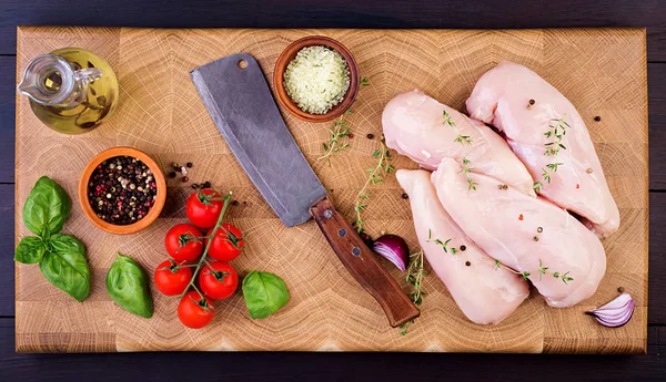 Filetes Peito Frango Cru Tábua Corte Madeira Com Ervas Especiarias — Fotografia de Stock