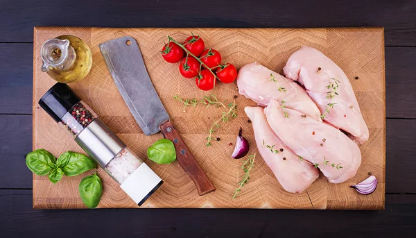 Fillet Payudara Ayam Mentah Pada Papan Potong Kayu Dengan Herbal — Stok Foto
