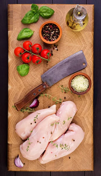 Rauwe Kip Borst Filets Houten Snijplank Met Kruiden Specerijen Top — Stockfoto