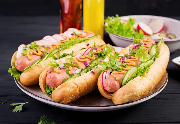 Hot Dog Cârnați Castraveți Ridiche Salată Verde Fundal Din Lemn — Fotografie, imagine de stoc