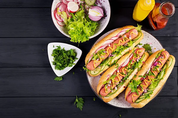 Hotdog Met Worst Komkommer Radijs Sla Donkere Houten Achtergrond Zomer — Stockfoto