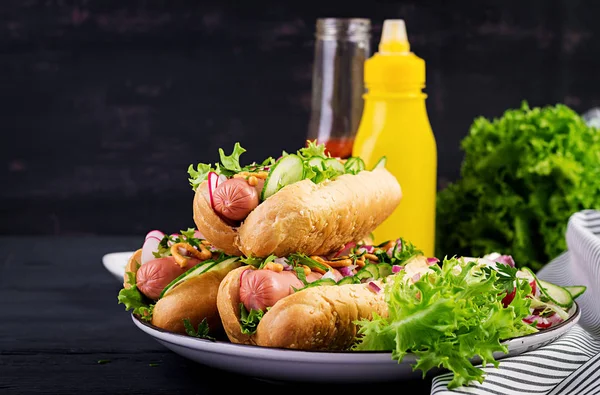 Perro Caliente Con Salchicha Pepino Rábano Lechuga Sobre Fondo Madera — Foto de Stock