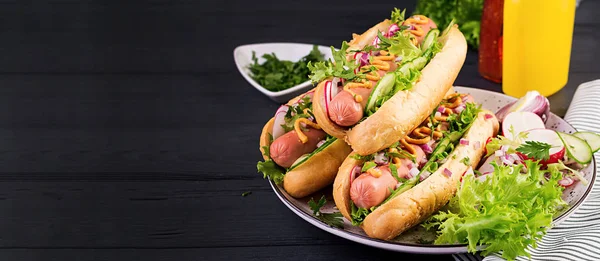 Hotdog Met Worst Komkommer Radijs Sla Donkere Houten Achtergrond Banner — Stockfoto