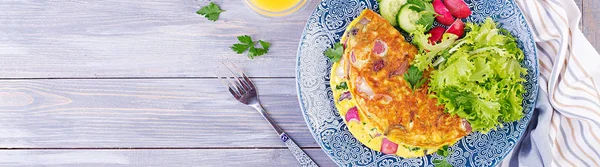 Сніданок. Омлет з редькою, червоною цибулею та свіжим салатом на бл — стокове фото